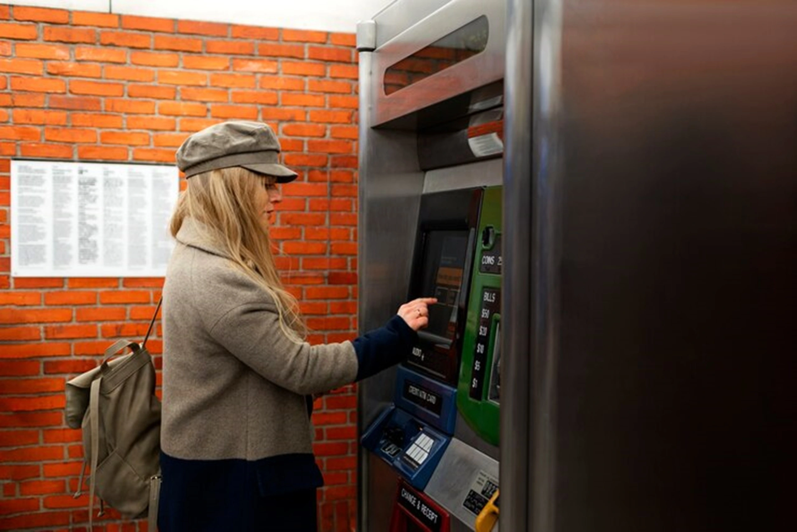 Tips Aman Bertransaksi di ATM dan Mesin EDC
